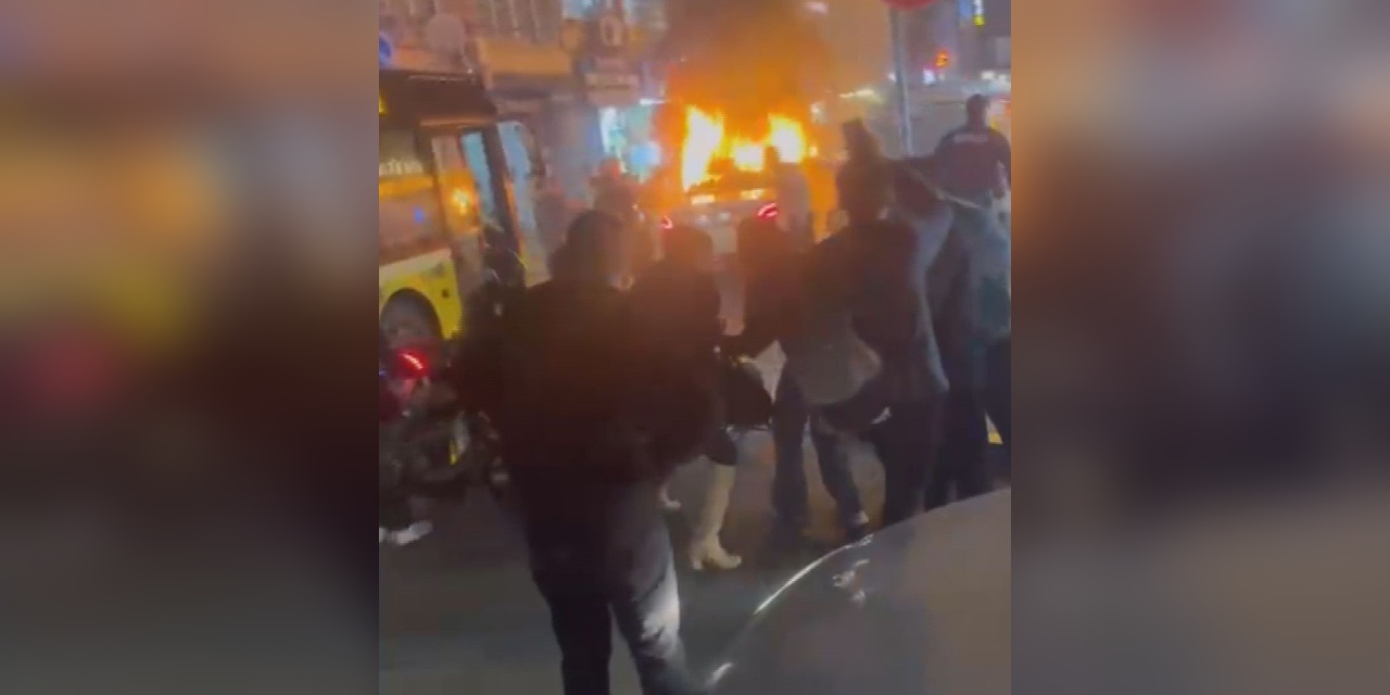 Galatasaray Kutlamalarında Havai Fişek Kazası: Otomobilde Yangın
