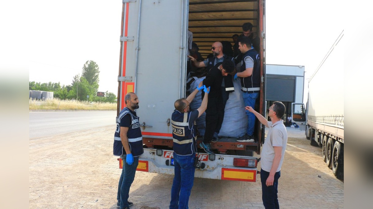 Erbaa'da 17 kaçak göçmen yakalandı
