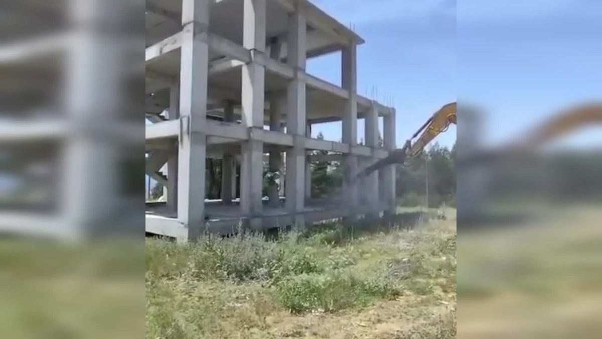 Pamukkale'de kaçak bina yıkıldı