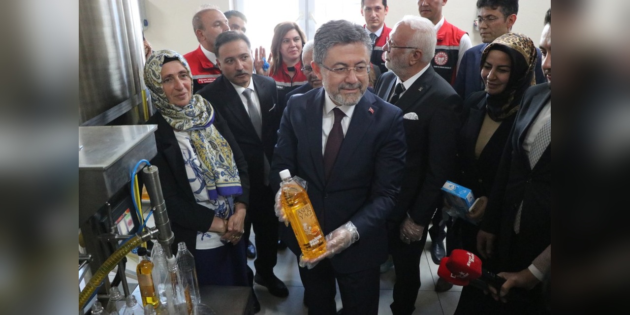 Bakan Yumaklı, Kayseri'deki Ağırnas Kadın Kooperatifi'ni ziyaret etti
