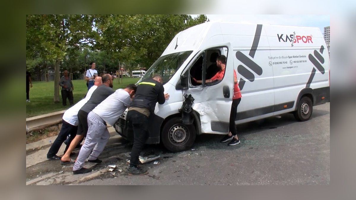Kartal'da zincirleme kaza: Yağmurda devrilen motosiklet sürücüsüne yardım eden araca çarptılar