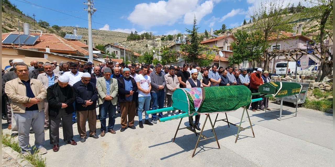Konya'da Yangında Ölen Basal Çifti Toprağa Verildi