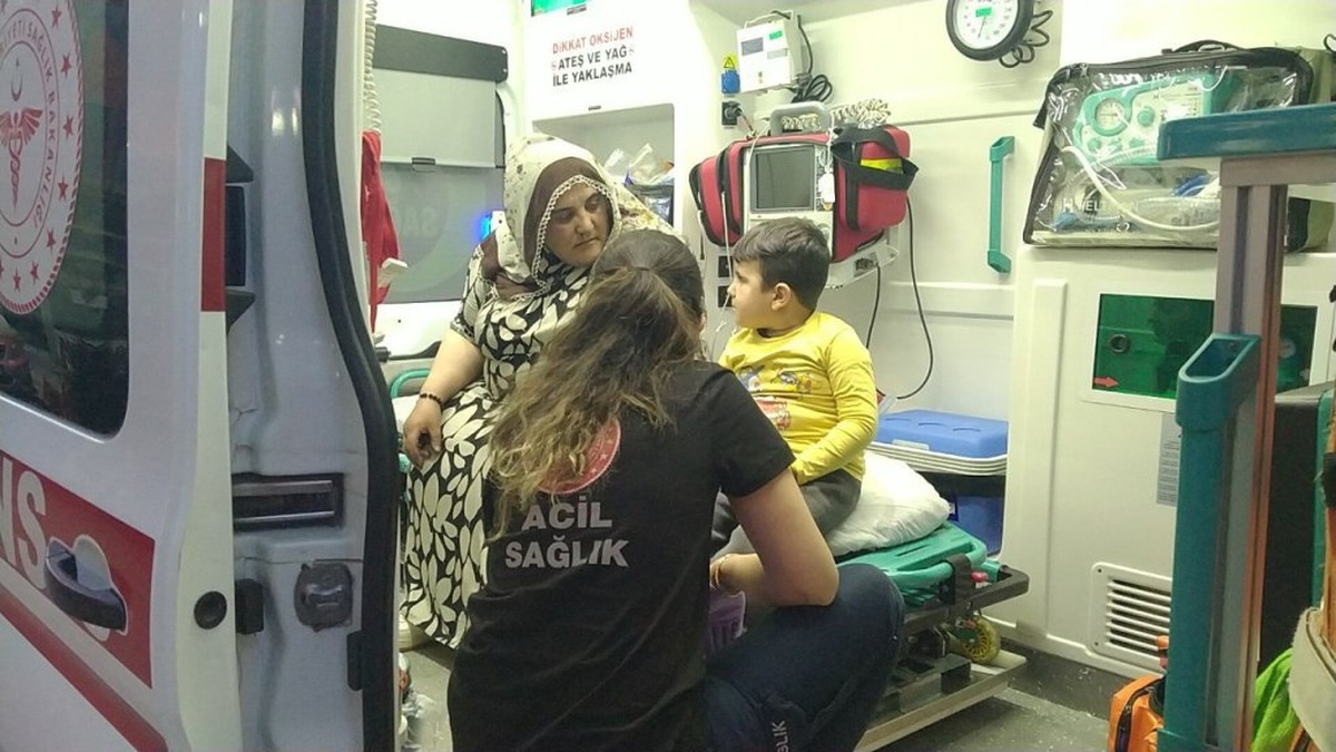 Gölcük'te apartman yangını: Anne ve 5 yaşındaki çocuğu dumandan etkilendi